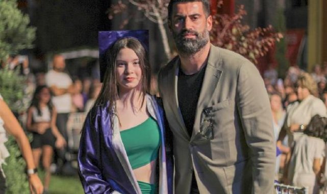 Volkan Demirel, depremde hayatını kaybeden Taner Savut'un kızının mezuniyet törenine katıldı