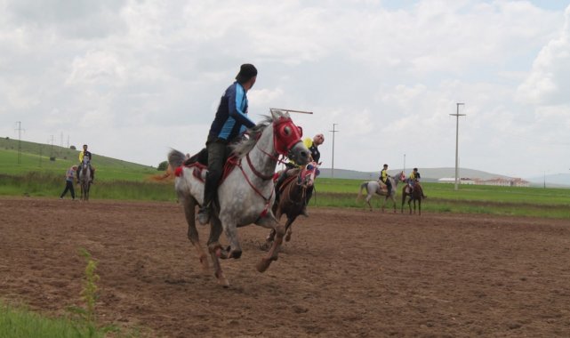 Yağmur yerini güneşe bırakınca ciritçiler sahaya indi
