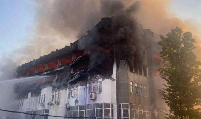 Yanan İkitelli Organize Sanayi Bölgesi'ndeki iş hanında çökme anı kameralara yansıdı