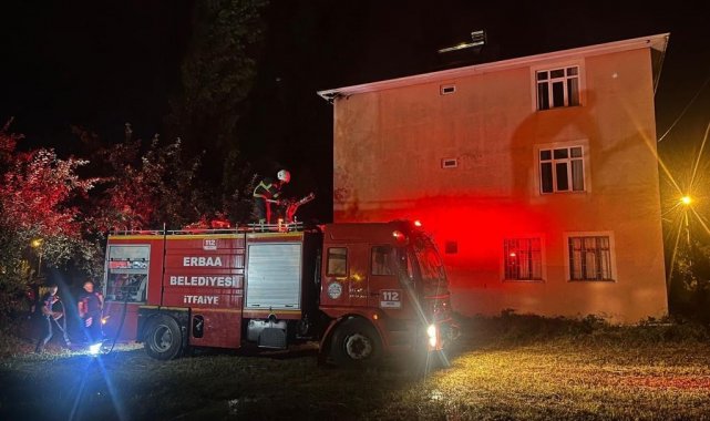 Yıldırım düşen evin çatısı yandı