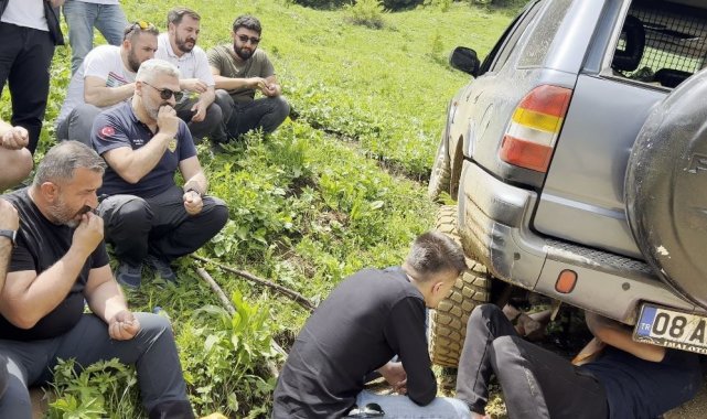 Yolda kalan arkadaşlarının durumunu çekirdek çitleyerek maç izler gibi izlediler