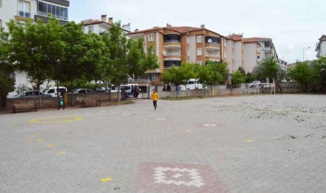 Yolda kimliğini düşüren öğrenciyi sınava polis yetiştirdi