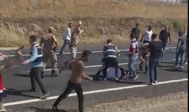 Yolu trafiğe kapattı, linç edilmekten jandarma kurtardı