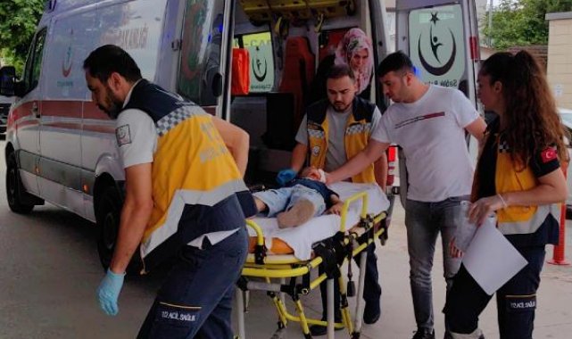 Yolun karşısına geçerken otomobilin çarptığı Furkan yaralandı