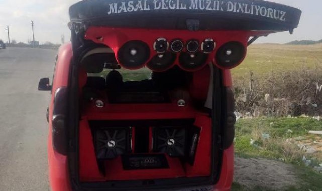 Yüksek sesle müzik dinleyen 18 araç sürücüsüne para cezası