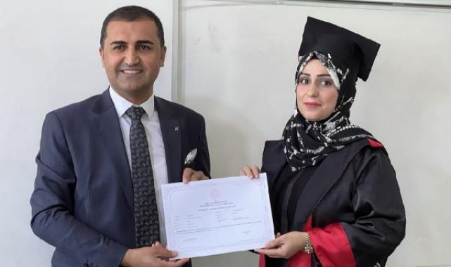 Yüksekova'da yaşayan Irak ve İranlı kadınlar okuma yazmayı öğrenip, kep attı