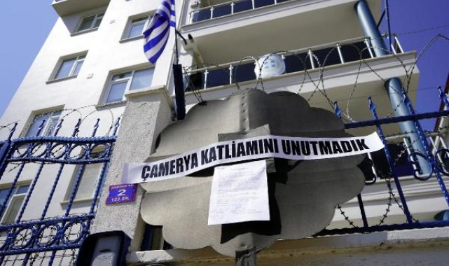 Yunanistan Konsolosluğu önüne 'Çamerya katliamını unutmadık' yazılı çelenk bıraktılar