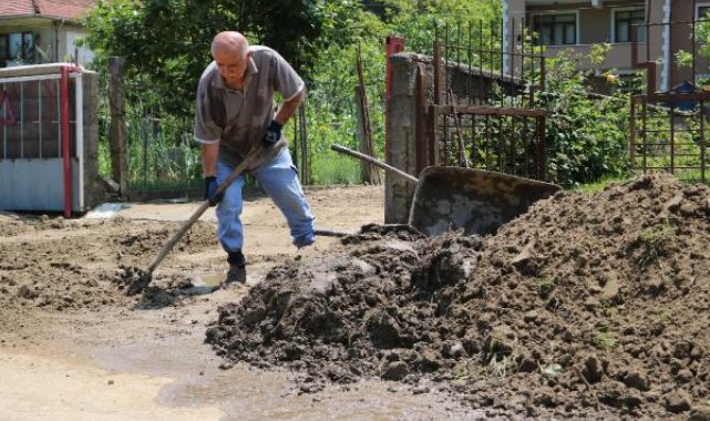 Zonguldak'ta su baskını yaşanan mahallede çamur temizleniyor