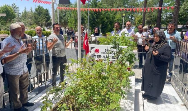 15 Temmuz kahramanı Ömer Halisdemir'in kabrinde dua ettiler