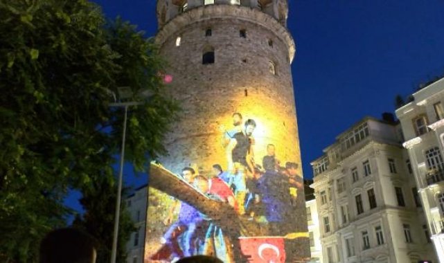 15 Temmuz şehitleri Galata Kulesi'ne yansıtılan fotoğraflarla anıldı
