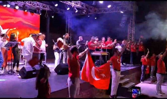 15 Temmuz'u yerli ve yabancı turistlerle kutladılar