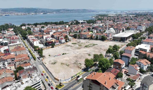 1999'dan kalan hasarlı binaların yerine modern alan oluşturuluyor