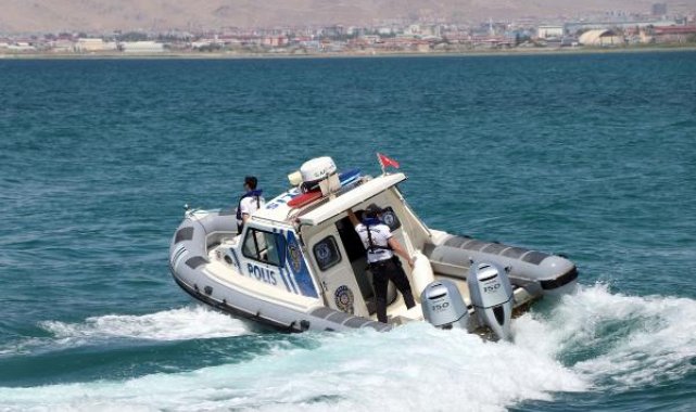 'Kurbağa ve gemi adamları' Van Gölü'nde 144 can kurtardı