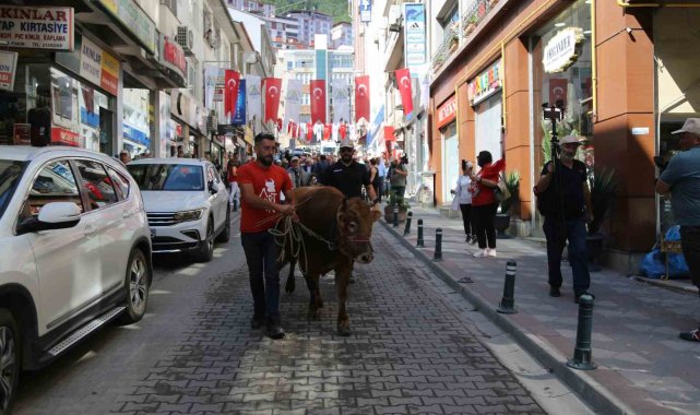 42. Kafkasör Festivali boğalı kortej yürüyüşüyle başladı