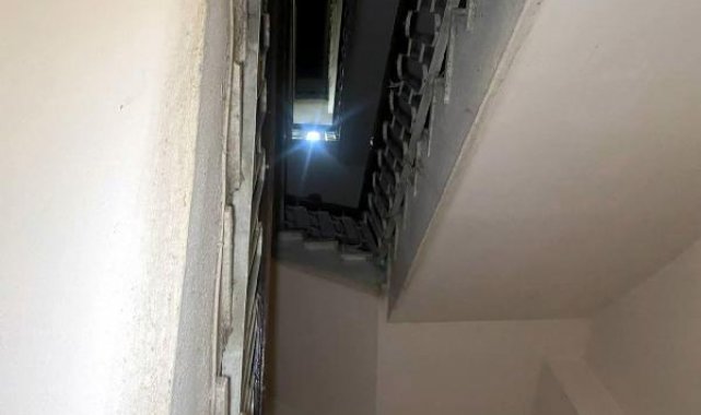 5'inci kattan merdiven boşluğuna düşen bebek yaralandı