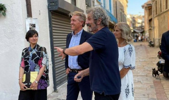 ABD Büyükelçisi Flake ve eşi, İzmir'de eski Yahudi mahallesini gezdi