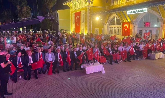 Adana'da 'Demokrasi ve Birlik Günü' nöbeti tutuldu