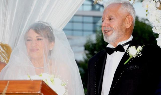 Adanalı çift, 50'nci evlilik yıl dönümlerini nikah tazeleyerek kutladı