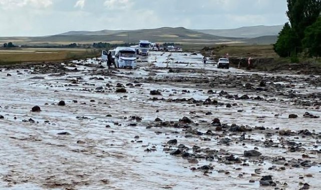 Ağrı'da sel nedeniyle kapanan yol trafiğe açıldı