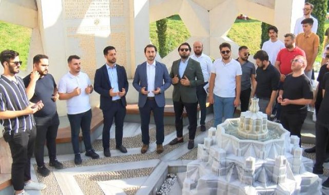 Ak Parti Gençlik Kolları 15 Temmuz Şehitler Anıtı'nı ziyaret etti