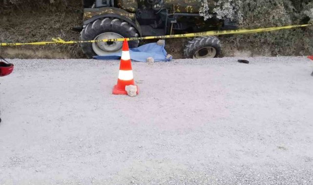 Akhisar'da traktör devrildi: Kadın yolcu hayatını kaybetti