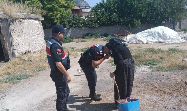Aksaray Jandarma yaşlıların bayramını kutlayarak ihtiyaçlarını giderdi