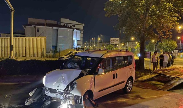 Alkollü sürücü emniyetin PTS direğine çarptı: 1 yaralı