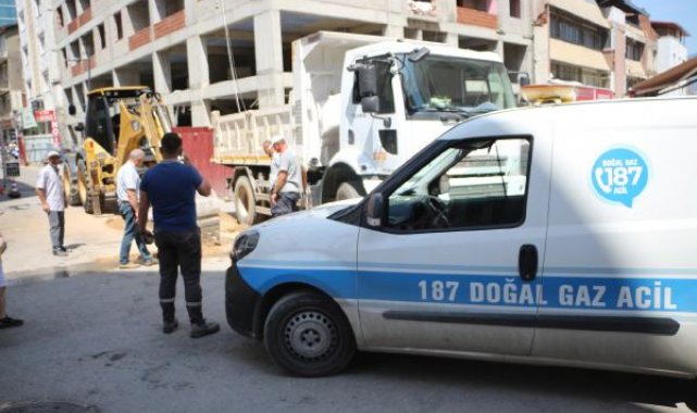 Alt yapı çalışmasında iş makinesi doğal gaz borusunu deldi; sızıntı oldu