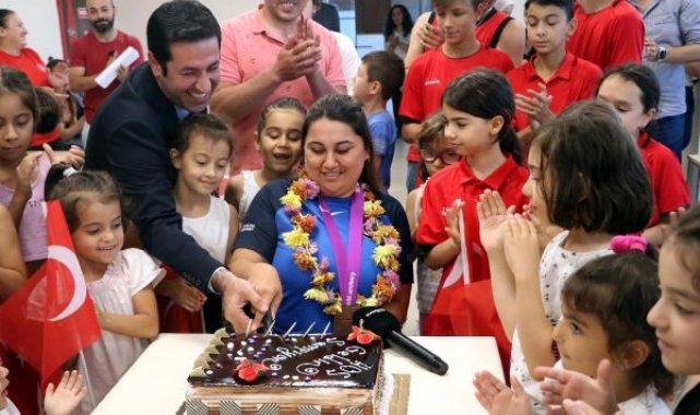 Altın madalyalı milli sporcu Merve Nur Eroğlu memleketi Bolu'da çiçeklerle karşılandı