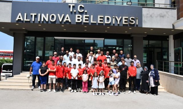 Altınovalı güreşçiler törenle karşılandı