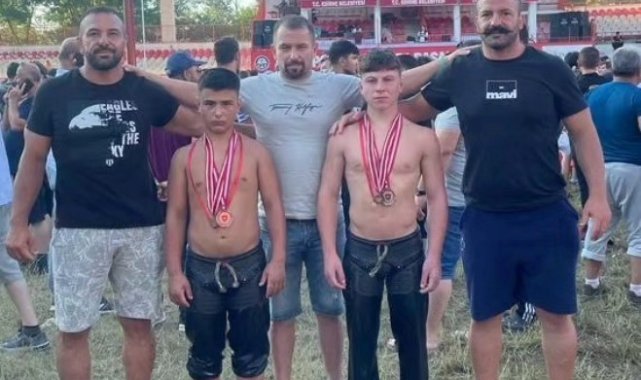Altınovalı pehlivanlar Kırkpınar'da kürsüde