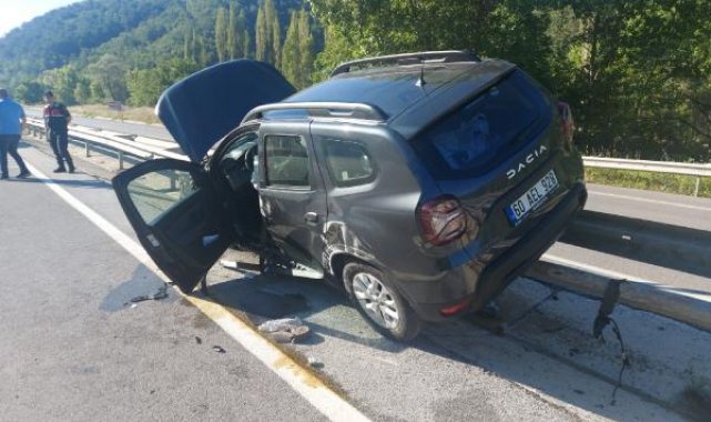 Amasya'da, bariyerde askıda kalan otomobilde 4 yaralı