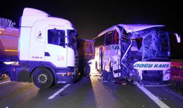 Anadolu Otoyolu'nun Bolu geçişinde TIR ile yolcu otobüsü çarpıştı: 1'i ağır 18 yaralı