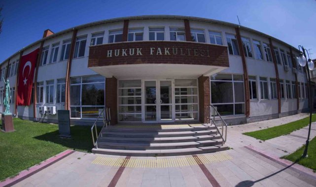 Anadolu Üniversitesi Hukuk Fakültesi adalet sistemine nitelikli mezunlar kazandırıyor