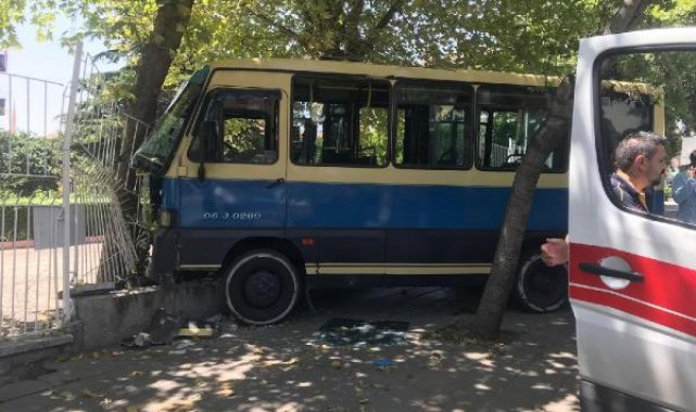 Ankara'da freni boşalan dolmuş, site korkuluklarına çarptı: 6 yaralı