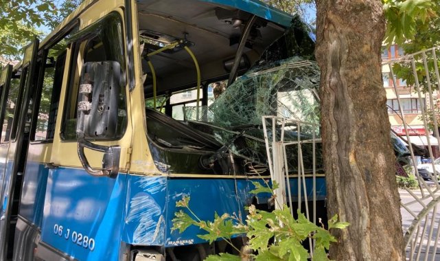 Ankara'da freni boşalan minibüs sitenin demir parmaklıklarına çarptı: 6 yaralı