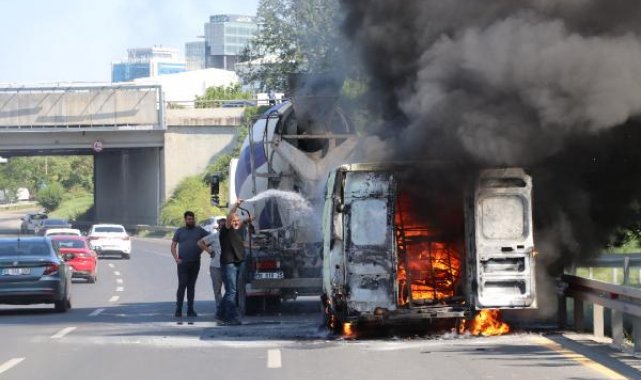 Ankara'da seyir halinde alev alan minibüs yandı
