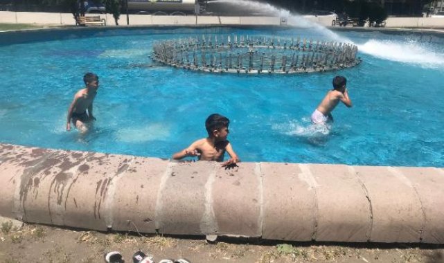 Ankara'da sıcaktan bunalan çocuklar, süs havuzunda serinledi