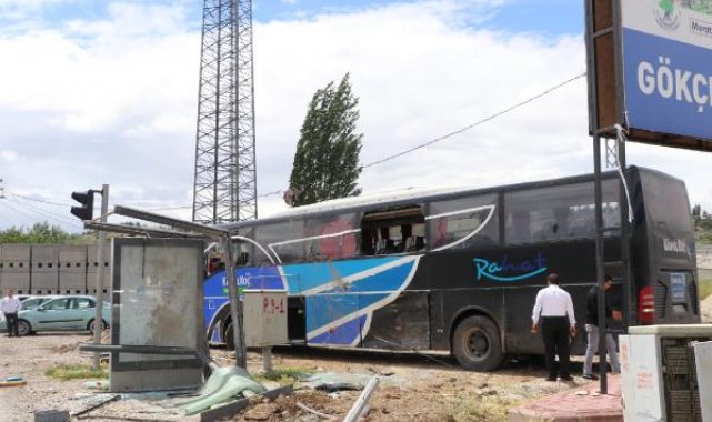 Ankara'da yolcu otobüsü, minibüs ile durağa çarptı: 4 yaralı