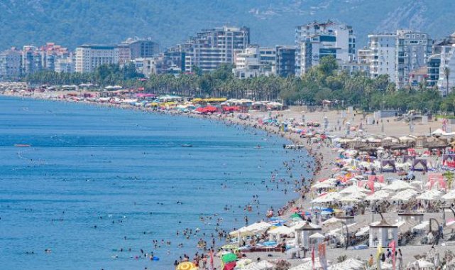 Antalya'da hava sıcaklığı 42 dereceyi gördü; sahiller doldu