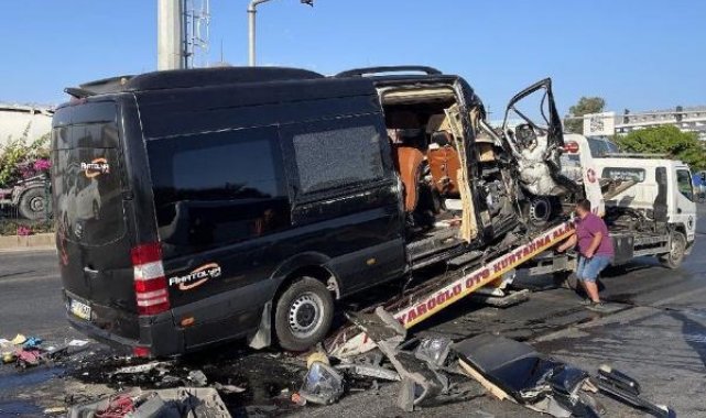 Antalya'da tur minibüsü TIR'a arkadan çarptı: 2 ölü, 10 yaralı