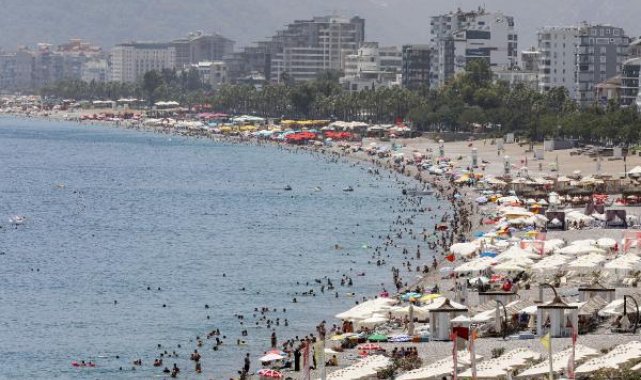 Antalya'da yüksek sıcaklık nedeniyle sahile ilgi düştü