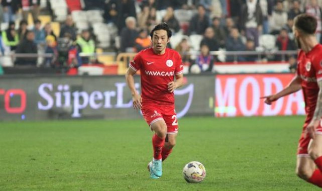Antalyaspor'da Japon orta saha Nakajima ile yollar ayrıldı