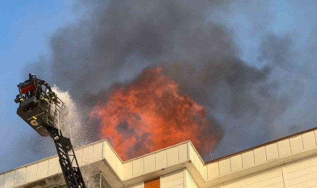 Apartmanda yangın paniği: Bina sakinleri tahliye edildi, mahsur kalan 1 çocuk kurtarıldı