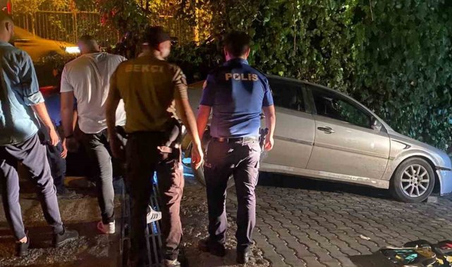 Araç içerisinde sıkışarak yaralandı