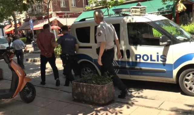 Arkadaşını bıçaklayıp kaçarken çevredekiler tarafından yakalandı