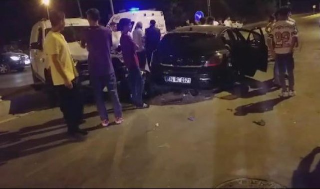 Arnavutköy'de hafif ticari araç ile otomobil çarpıştı: 5 yaralı