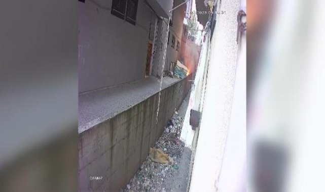 Arnavutköy'de atılan sigara izmaritinden dolayı çıkan yangının çıkış anı güvenlik kamerasına yansıdı