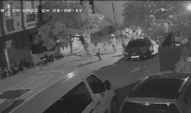 Arnavutköy'de çocukların kavgasına büyükler karışınca sokak savaş alanına döndü