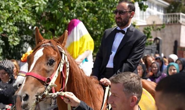 Aşiret düğününe gelin ve damat at üstünde geldi, takılan paraları 15 kişi saydı - Yeniden